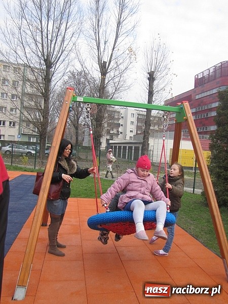 Zdjęcie w galerii na portalu naszraciborz.pl: Uczniowie z Trzynastki mają nowy plac zabaw wiadomości z regionu