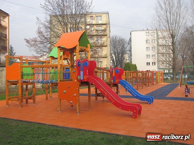 Zdjęcie w galerii na portalu naszraciborz.pl: Uczniowie z Trzynastki mają nowy plac zabaw wiadomości z regionu