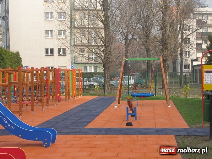 Zdjęcie w galerii na portalu naszraciborz.pl: Uczniowie z Trzynastki mają nowy plac zabaw wiadomości z regionu