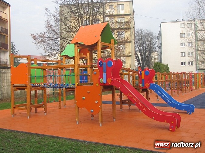 Zdjęcie w galerii na portalu naszraciborz.pl: Uczniowie z Trzynastki mają nowy plac zabaw wiadomości z regionu