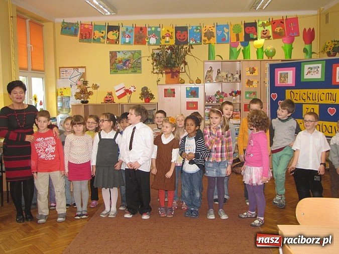 Zdjęcie w galerii na portalu naszraciborz.pl: Uczniowie z Trzynastki mają nowy plac zabaw wiadomości z regionu