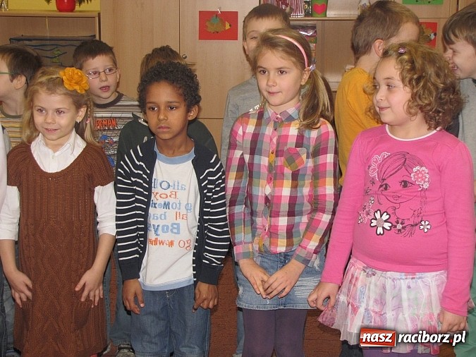 Zdjęcie w galerii na portalu naszraciborz.pl: Uczniowie z Trzynastki mają nowy plac zabaw wiadomości z regionu