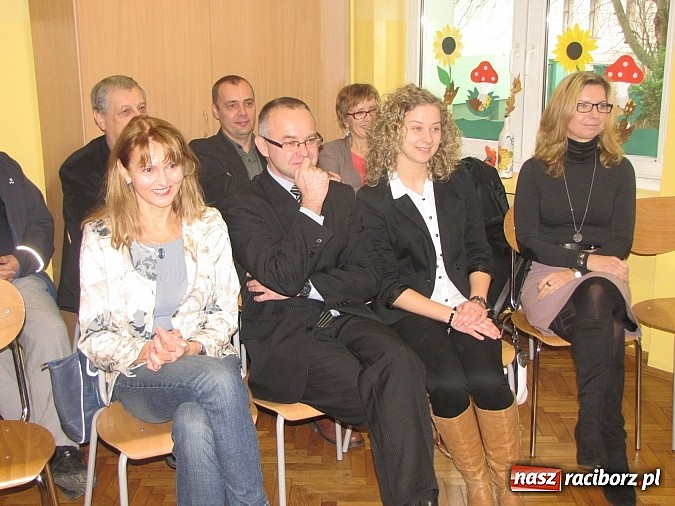 Zdjęcie w galerii na portalu naszraciborz.pl: Uczniowie z Trzynastki mają nowy plac zabaw wiadomości z regionu