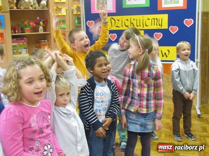 Zdjęcie w galerii na portalu naszraciborz.pl: Uczniowie z Trzynastki mają nowy plac zabaw wiadomości z regionu