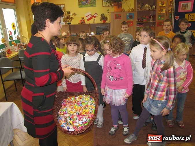 Zdjęcie w galerii na portalu naszraciborz.pl: Uczniowie z Trzynastki mają nowy plac zabaw wiadomości z regionu