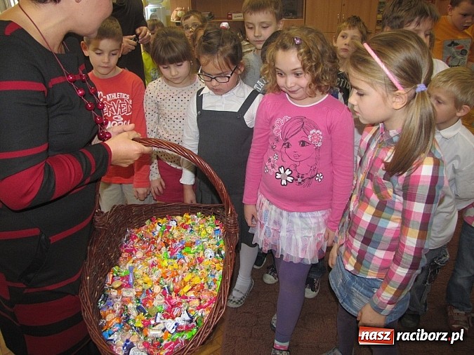 Zdjęcie w galerii na portalu naszraciborz.pl: Uczniowie z Trzynastki mają nowy plac zabaw wiadomości z regionu