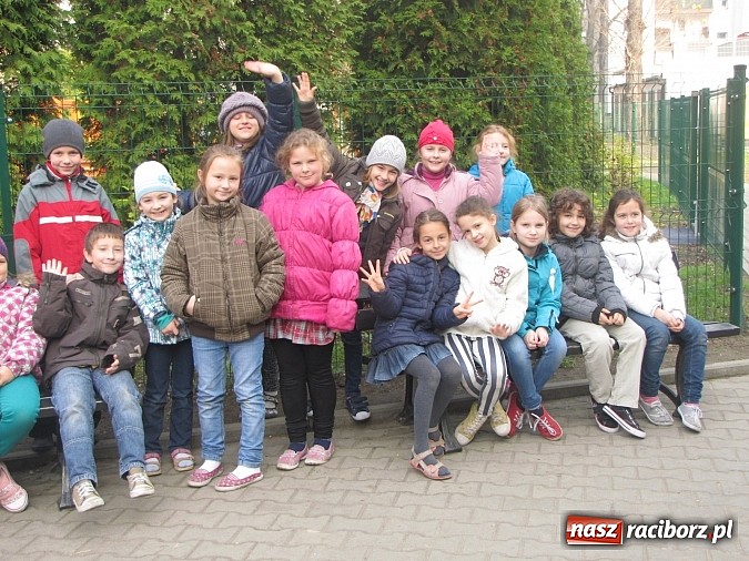 Zdjęcie w galerii na portalu naszraciborz.pl: Uczniowie z Trzynastki mają nowy plac zabaw wiadomości z regionu