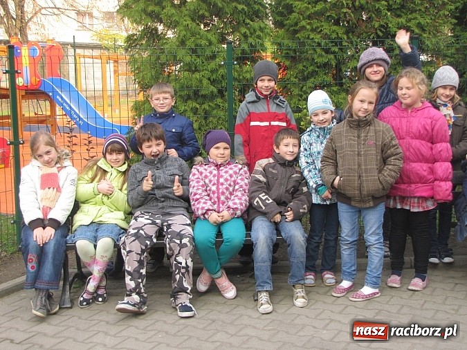 Zdjęcie w galerii na portalu naszraciborz.pl: Uczniowie z Trzynastki mają nowy plac zabaw wiadomości z regionu