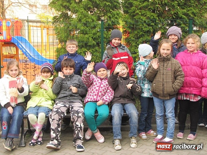 Zdjęcie w galerii na portalu naszraciborz.pl: Uczniowie z Trzynastki mają nowy plac zabaw wiadomości z regionu