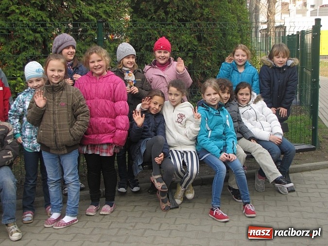 Zdjęcie w galerii na portalu naszraciborz.pl: Uczniowie z Trzynastki mają nowy plac zabaw wiadomości z regionu