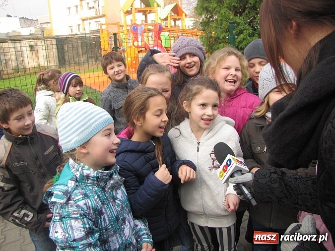 Zdjęcie w galerii na portalu naszraciborz.pl: Uczniowie z Trzynastki mają nowy plac zabaw wiadomości z regionu