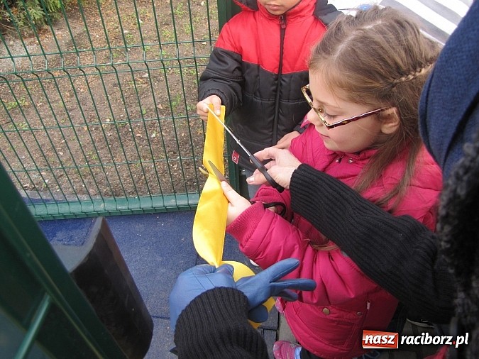 Zdjęcie w galerii na portalu naszraciborz.pl: Uczniowie z Trzynastki mają nowy plac zabaw wiadomości z regionu