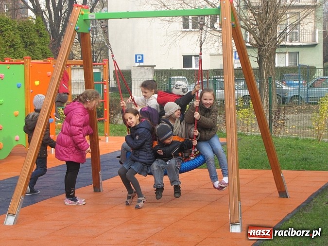 Zdjęcie w galerii na portalu naszraciborz.pl: Uczniowie z Trzynastki mają nowy plac zabaw wiadomości z regionu