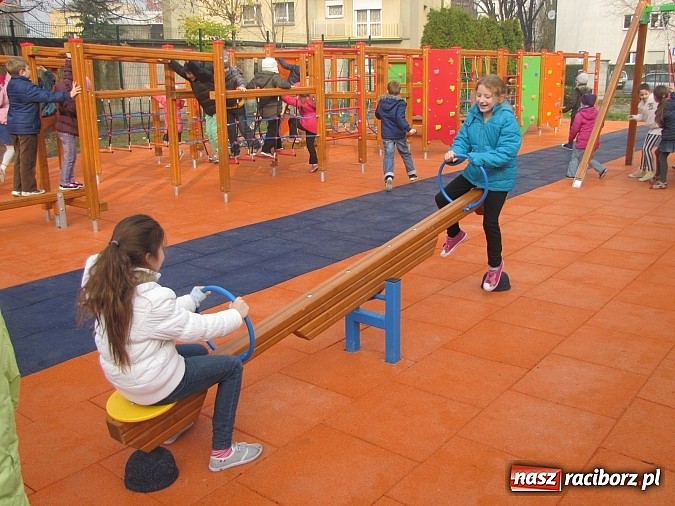 Zdjęcie w galerii na portalu naszraciborz.pl: Uczniowie z Trzynastki mają nowy plac zabaw wiadomości z regionu