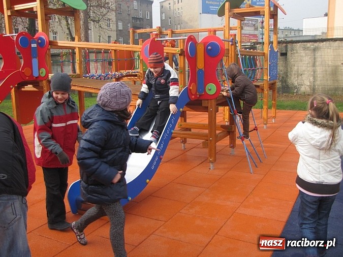 Zdjęcie w galerii na portalu naszraciborz.pl: Uczniowie z Trzynastki mają nowy plac zabaw wiadomości z regionu
