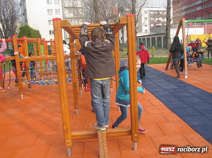 Zdjęcie w galerii na portalu naszraciborz.pl: Uczniowie z Trzynastki mają nowy plac zabaw wiadomości z regionu