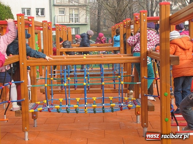 Zdjęcie w galerii na portalu naszraciborz.pl: Uczniowie z Trzynastki mają nowy plac zabaw wiadomości z regionu