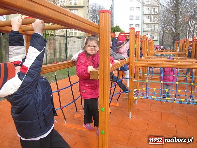 Zdjęcie w galerii na portalu naszraciborz.pl: Uczniowie z Trzynastki mają nowy plac zabaw wiadomości z regionu