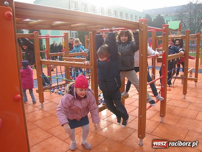 Zdjęcie w galerii na portalu naszraciborz.pl: Uczniowie z Trzynastki mają nowy plac zabaw wiadomości z regionu