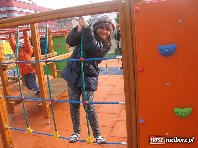 Zdjęcie w galerii na portalu naszraciborz.pl: Uczniowie z Trzynastki mają nowy plac zabaw wiadomości z regionu