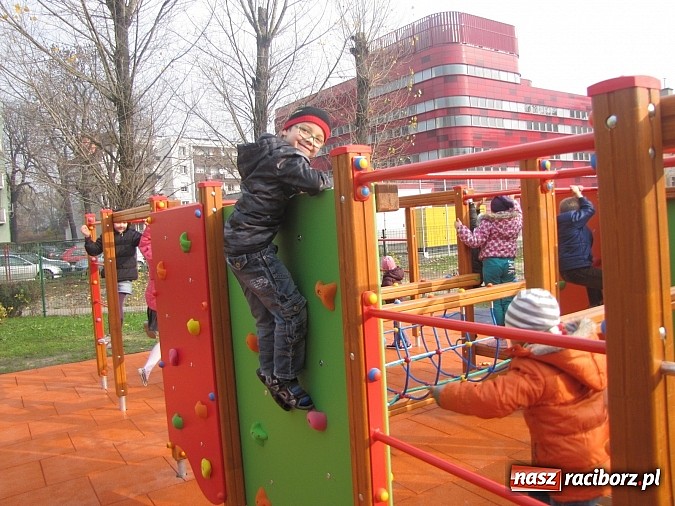 Zdjęcie w galerii na portalu naszraciborz.pl: Uczniowie z Trzynastki mają nowy plac zabaw wiadomości z regionu