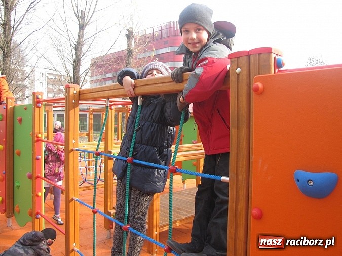 Zdjęcie w galerii na portalu naszraciborz.pl: Uczniowie z Trzynastki mają nowy plac zabaw wiadomości z regionu