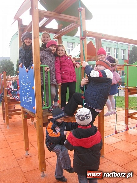 Zdjęcie w galerii na portalu naszraciborz.pl: Uczniowie z Trzynastki mają nowy plac zabaw wiadomości z regionu