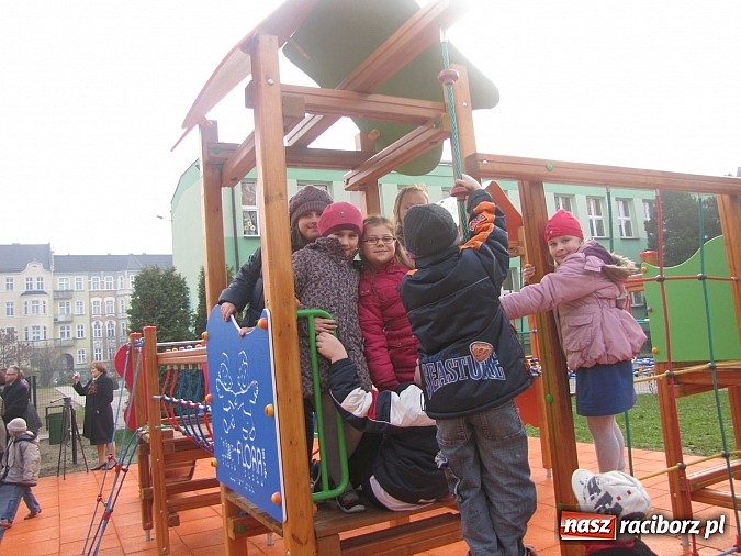 Zdjęcie w galerii na portalu naszraciborz.pl: Uczniowie z Trzynastki mają nowy plac zabaw wiadomości z regionu