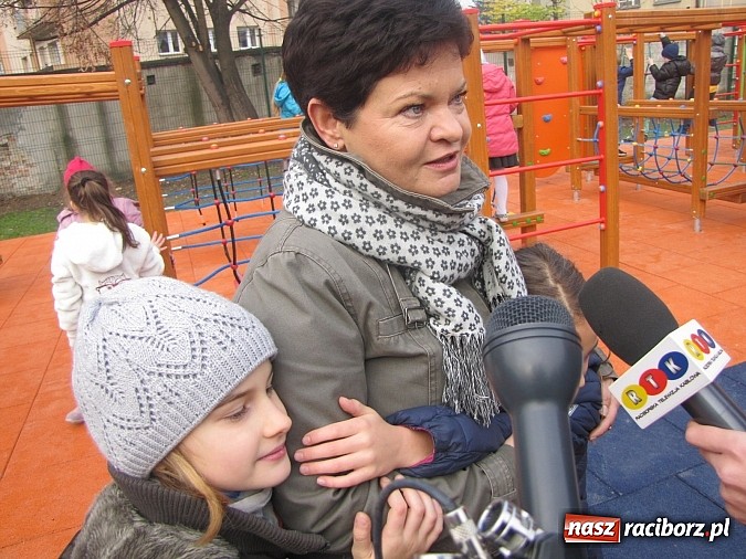 Zdjęcie w galerii na portalu naszraciborz.pl: Uczniowie z Trzynastki mają nowy plac zabaw wiadomości z regionu