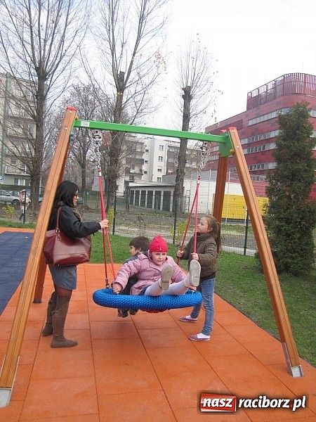 Zdjęcie w galerii na portalu naszraciborz.pl: Uczniowie z Trzynastki mają nowy plac zabaw wiadomości z regionu