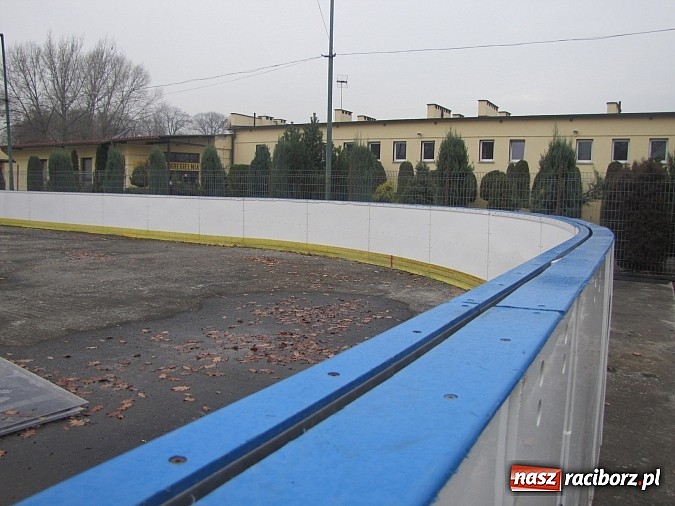 Zdjęcie w galerii na portalu naszraciborz.pl: Nowa banda i rolba na raciborskim lodowisku wiadomości z regionu