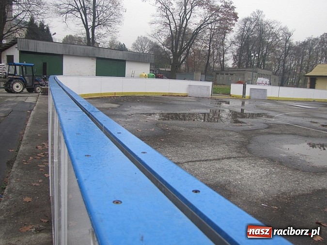 Zdjęcie w galerii na portalu naszraciborz.pl: Nowa banda i rolba na raciborskim lodowisku wiadomości z regionu