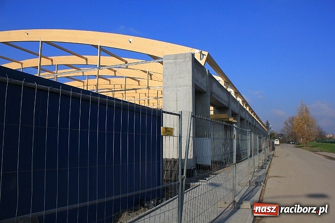 Zdjęcie w galerii na portalu naszraciborz.pl: Już niebawem hala ZSOMS będzie zadaszona wiadomości z regionu