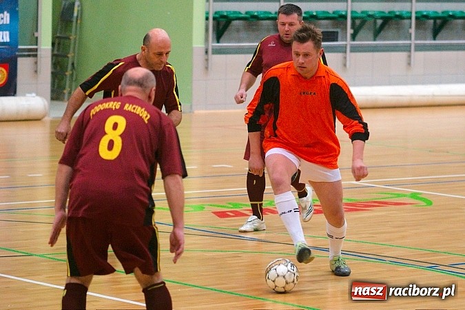 Zdjęcie w galerii na portalu naszraciborz.pl: Ćmy Barowe górą nad Czarnymi Koszulami. Pędzące Byki na dnie wiadomości z regionu
