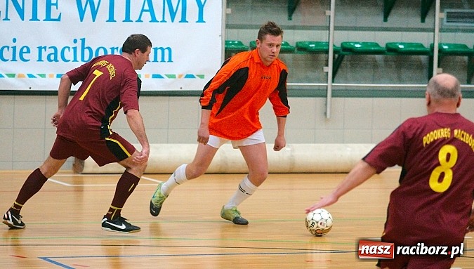 Zdjęcie w galerii na portalu naszraciborz.pl: Ćmy Barowe górą nad Czarnymi Koszulami. Pędzące Byki na dnie wiadomości z regionu