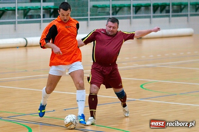 Zdjęcie w galerii na portalu naszraciborz.pl: Ćmy Barowe górą nad Czarnymi Koszulami. Pędzące Byki na dnie wiadomości z regionu