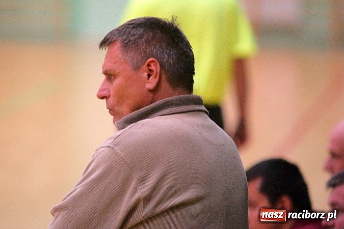 Zdjęcie w galerii na portalu naszraciborz.pl: Ćmy Barowe górą nad Czarnymi Koszulami. Pędzące Byki na dnie wiadomości z regionu