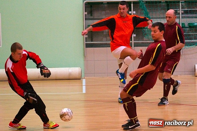 Zdjęcie w galerii na portalu naszraciborz.pl: Ćmy Barowe górą nad Czarnymi Koszulami. Pędzące Byki na dnie wiadomości z regionu