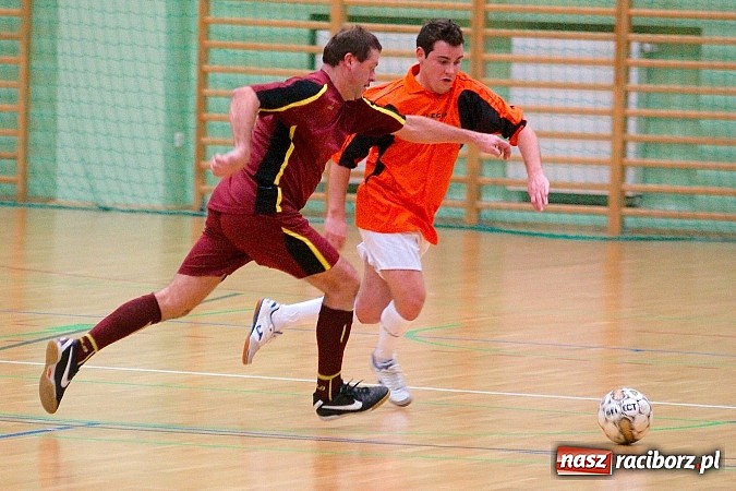 Zdjęcie w galerii na portalu naszraciborz.pl: Ćmy Barowe górą nad Czarnymi Koszulami. Pędzące Byki na dnie wiadomości z regionu