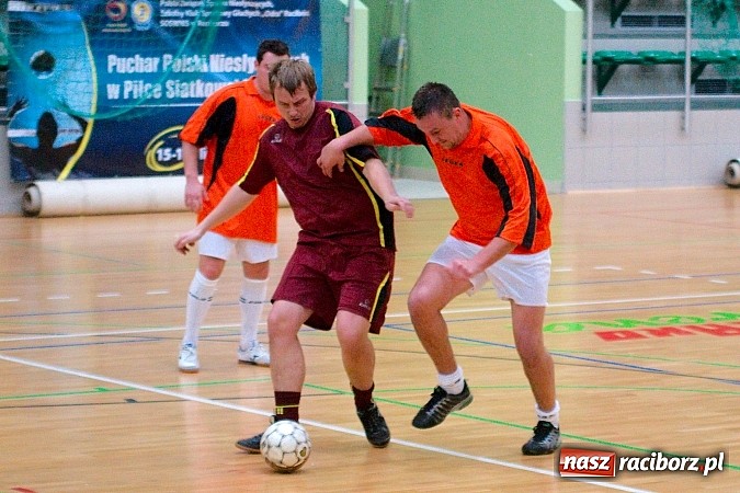 Zdjęcie w galerii na portalu naszraciborz.pl: Ćmy Barowe górą nad Czarnymi Koszulami. Pędzące Byki na dnie wiadomości z regionu