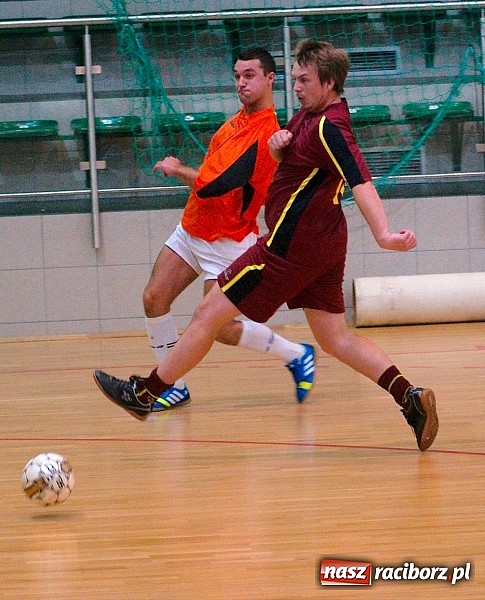 Zdjęcie w galerii na portalu naszraciborz.pl: Ćmy Barowe górą nad Czarnymi Koszulami. Pędzące Byki na dnie wiadomości z regionu