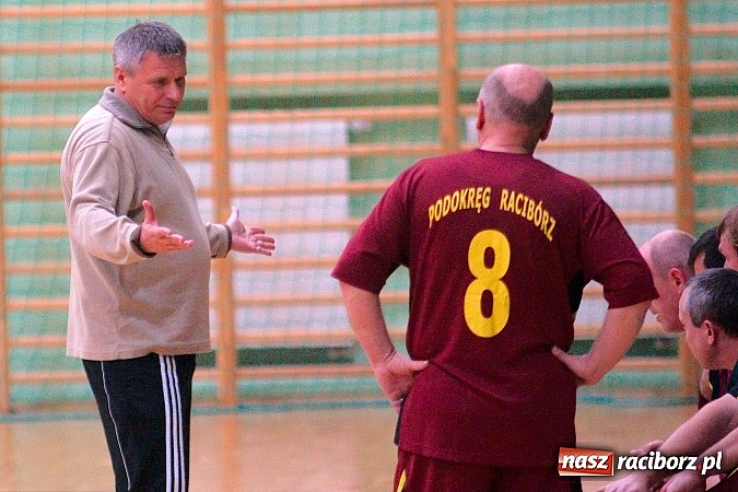 Zdjęcie w galerii na portalu naszraciborz.pl: Ćmy Barowe górą nad Czarnymi Koszulami. Pędzące Byki na dnie wiadomości z regionu