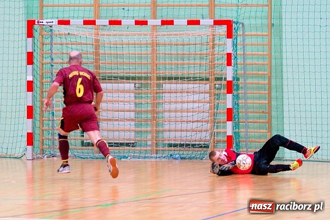 Zdjęcie w galerii na portalu naszraciborz.pl: Ćmy Barowe górą nad Czarnymi Koszulami. Pędzące Byki na dnie wiadomości z regionu