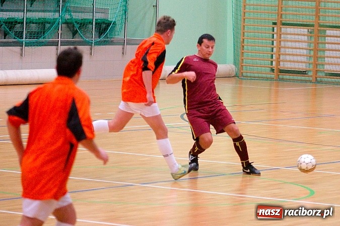 Zdjęcie w galerii na portalu naszraciborz.pl: Ćmy Barowe górą nad Czarnymi Koszulami. Pędzące Byki na dnie wiadomości z regionu