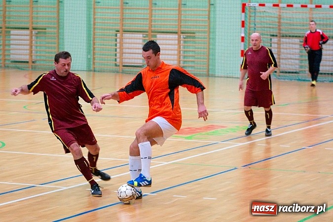 Zdjęcie w galerii na portalu naszraciborz.pl: Ćmy Barowe górą nad Czarnymi Koszulami. Pędzące Byki na dnie wiadomości z regionu