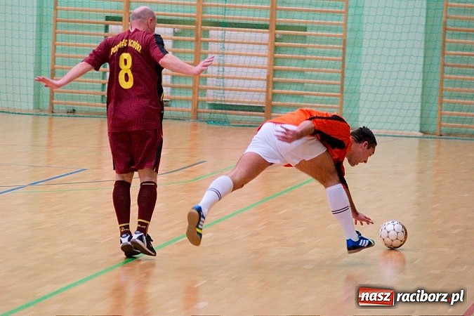 Zdjęcie w galerii na portalu naszraciborz.pl: Ćmy Barowe górą nad Czarnymi Koszulami. Pędzące Byki na dnie wiadomości z regionu