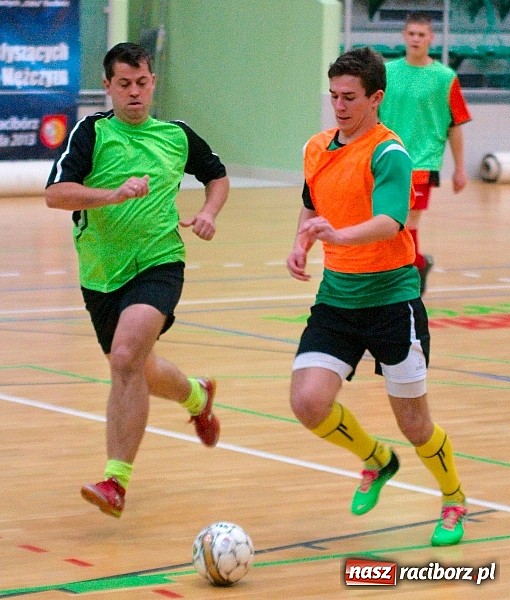 Zdjęcie w galerii na portalu naszraciborz.pl: Ćmy Barowe górą nad Czarnymi Koszulami. Pędzące Byki na dnie wiadomości z regionu