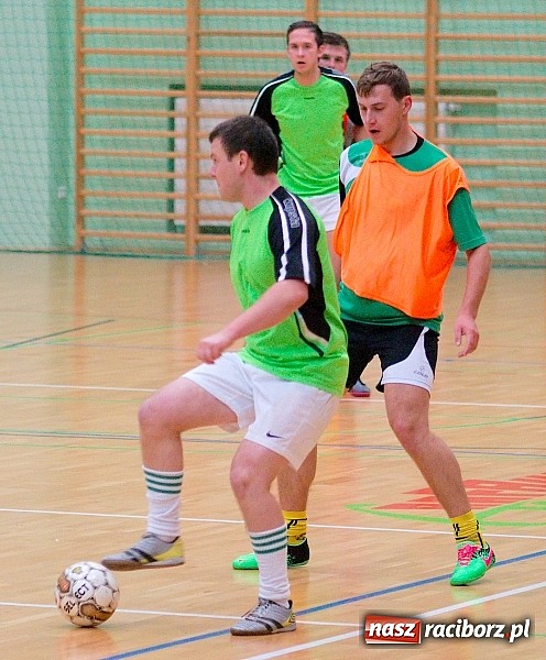 Zdjęcie w galerii na portalu naszraciborz.pl: Ćmy Barowe górą nad Czarnymi Koszulami. Pędzące Byki na dnie wiadomości z regionu