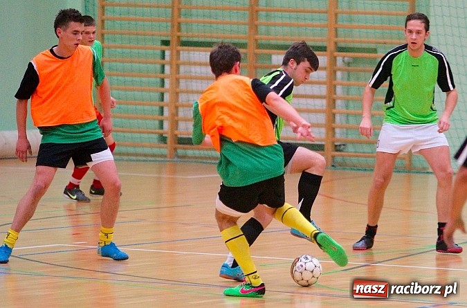 Zdjęcie w galerii na portalu naszraciborz.pl: Ćmy Barowe górą nad Czarnymi Koszulami. Pędzące Byki na dnie wiadomości z regionu
