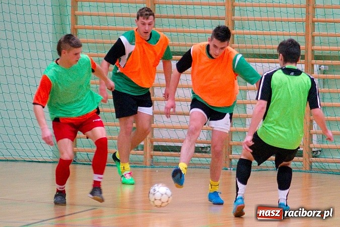 Zdjęcie w galerii na portalu naszraciborz.pl: Ćmy Barowe górą nad Czarnymi Koszulami. Pędzące Byki na dnie wiadomości z regionu